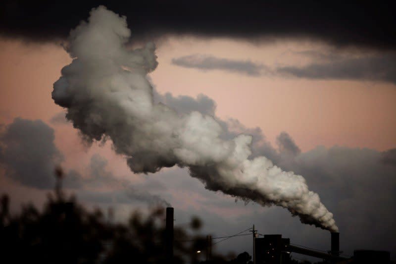 FILE PHOTO: Steam and other emissions are seen coming from a power station in Wollongong, south of Sydney, Australia, November 17, 2009.   REUTERS/Daniel Munoz/File Photo