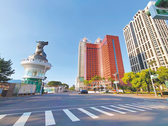 國賓飯店將改建為58層樓高住商大樓，周邊居民質疑國賓建物是否符合危老資格，高雄市府說經第三方評估後確實符合。（任義宇攝）