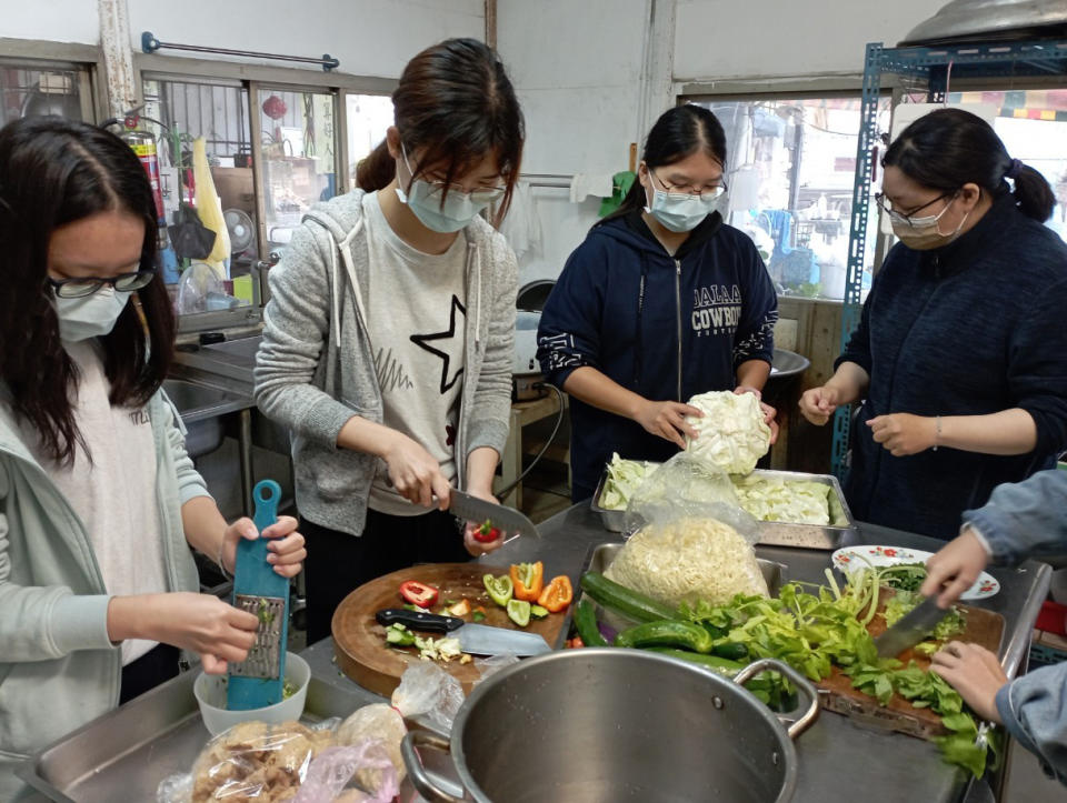 中正大學學生分工合作，在慈濟志工陪伴下，完成多道美味的蔬食料理。