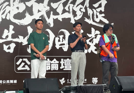 對於國會擴權法案等將進行釋憲，台灣公民陣線執委徐偉強（中）表示將以「法庭之友」方式將公民對於國會濫權聲音傳達給大法官。郭宏章攝