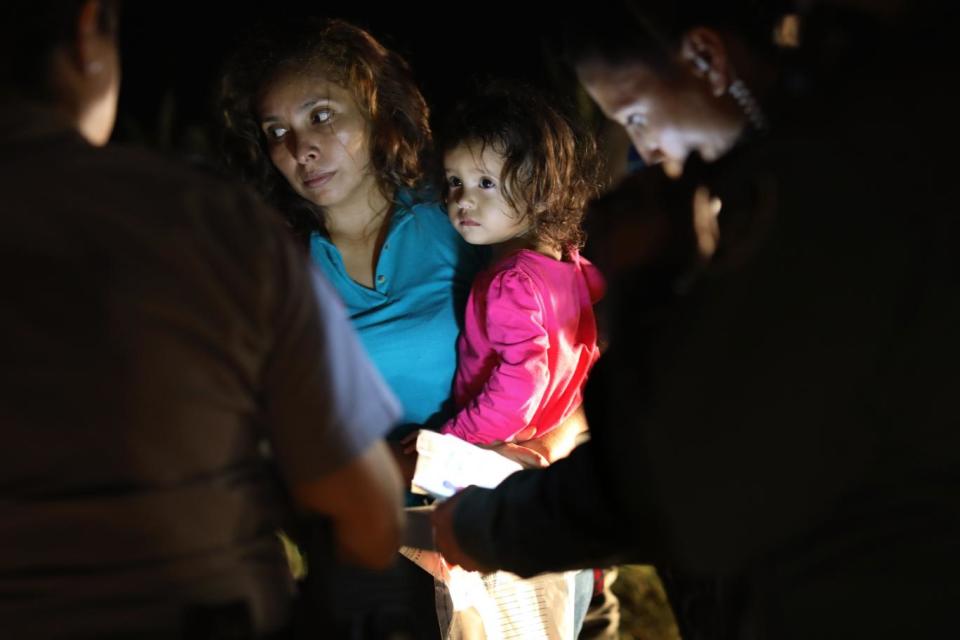 Sandra Sanchez carrying her daughter Yanela Denise at the border (Getty Images)