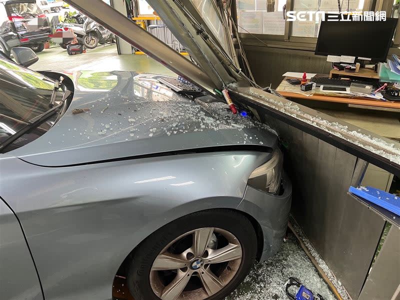 沈女駕駛客戶的BMW撞上檢驗亭，導致檢驗亭損毀。（圖／翻攝畫面）