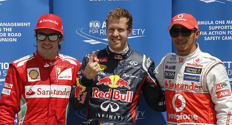 Gran Premio de Canadá 2012: Fernando Alonso (Ferrari) y Lewis Hamilton (McLaren) flanquean al poleman Sebastian Vettel; en ese año, el piloto germano se consagró campeón con una diferencia de tres puntos sobre el español, con Kimi Raikkonen clasificándose tercero y el británico en el cuarto escalón del mundial