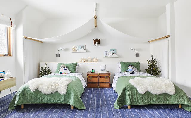 <p>Design by <a href="https://stylebyemilyhenderson.com/blog/mountain-house-the-shared-kid-room-reveal" data-component="link" data-source="inlineLink" data-type="externalLink" data-ordinal="1">Emily Henderson Design</a> / Photo by Sara Ligorria-Tramp</p>