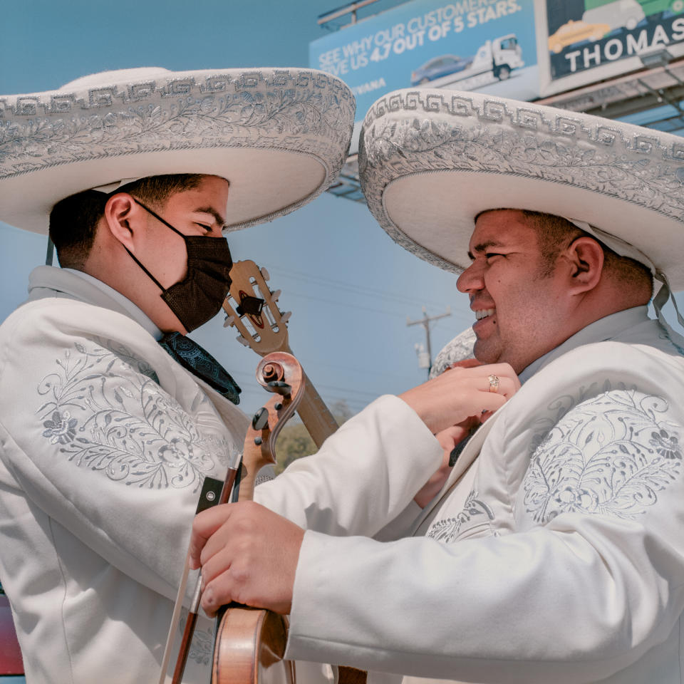 Miembros del Mariachi Los Calleros, un conjunto de mariachis de once integrantes, se preparan para tocar en San Antonio, Texas, el 20 de marzo de 2021. (Christopher Lee/The New York Times)