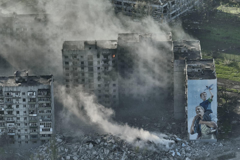 2023年4月26日，烏克蘭頓涅茨克地區與俄羅斯軍隊發生最激烈戰鬥的巴赫穆特，一座建築物冒出濃煙。攝：Libkos/AP/達志影像