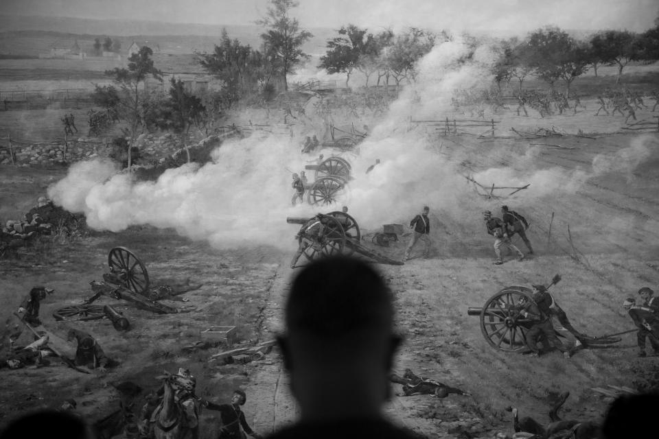 Un visitante contempla el cuadro de la Batalla de Gettysburg, que retrata la &#xfa;ltima y decisiva batalla del enfrentamiento de tres d&#xed;as, en Gettysburg, Pensilvania, el 7 de agosto de 2020. (Damon Winter/The New York Times)