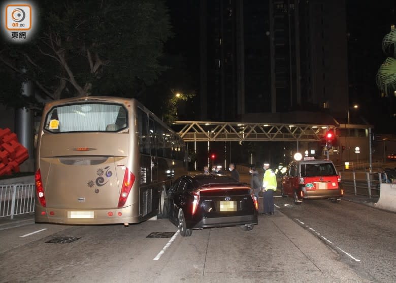 涉事私家車撞開的士及另一輛私家車逃去。(楊日權攝)
