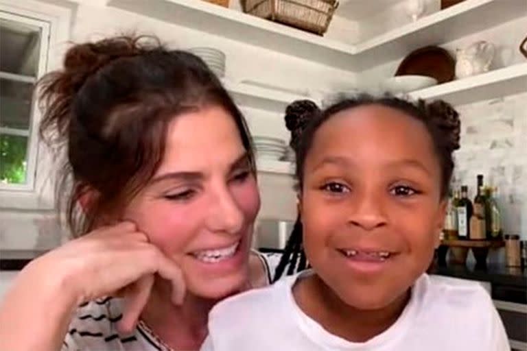 En medio de la pandemia, Sandra Bullock y su hija Laila participaron del homenaje a una enfermera en un especial solidario