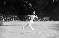 René Lacoste en action lors de la première victoire française en Coupe Davis. La France est alors le quatrième pays à remporter le Saladier d'Argent, après les Etats-Unis, l'Angleterre et l'Australie.