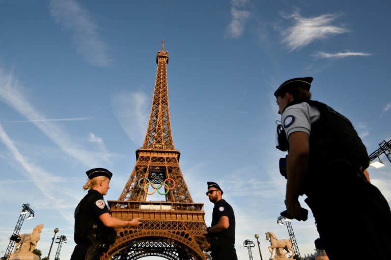 Agentes de policía francesa vigilan al pie de la torre Eiffel (Luis ROBAYO)