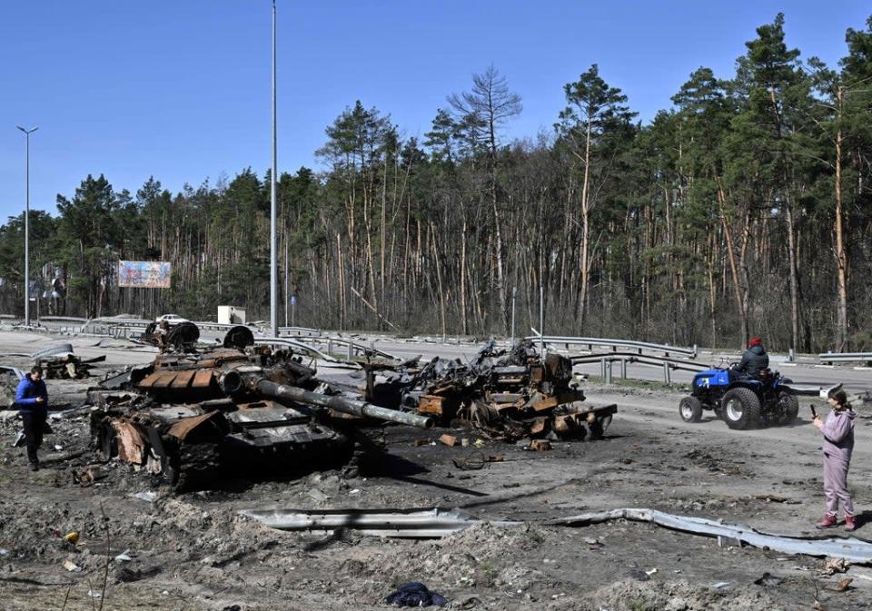 Горящий российский танк на дороге к западу от Киева (AFP через Getty Images)