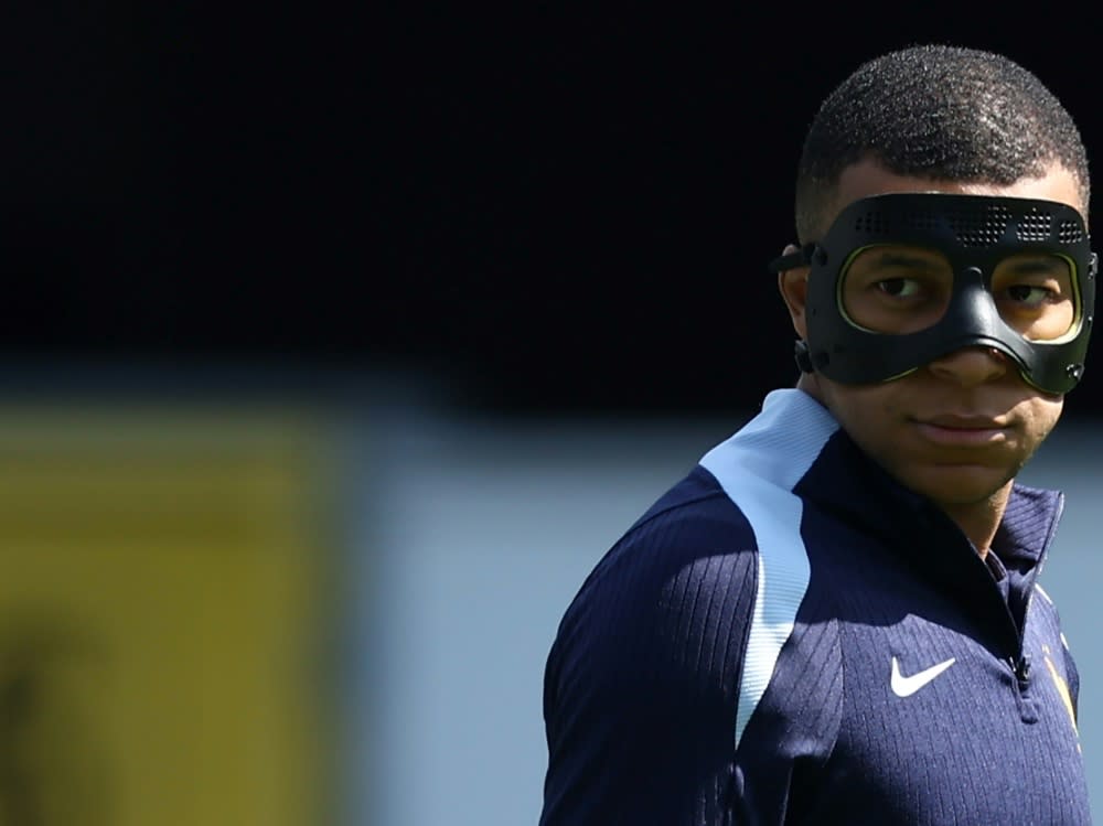 Mbappe im Training mit Maske (FRANCK FIFE)