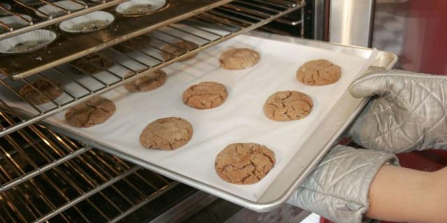 How The Color Of Your Baking Sheets Impacts Your Bake