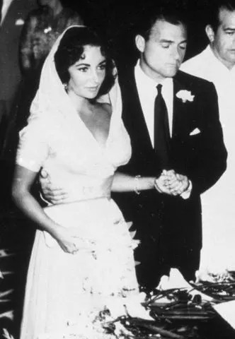 <p>Snap/Shutterstock</p> Elizabeth Taylor y Michael Todd el día de su boda en 1957.