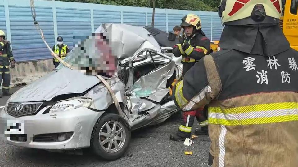 轎車幾乎被削了一邊。（圖／翻攝自記者爆料網）