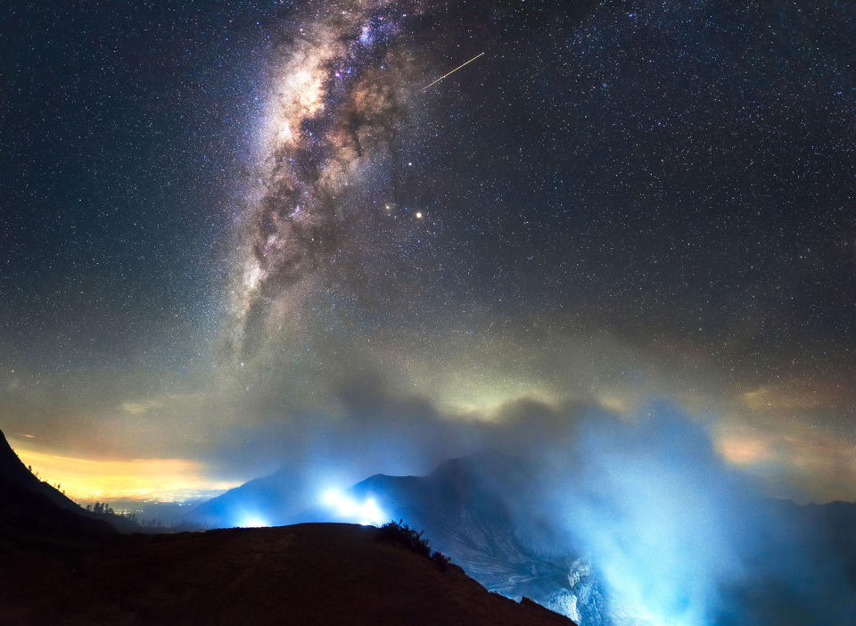 <p>The Milky Way Above Ijen Volcano, Malaysia. (Photo: Grey Chow/Caters News) </p>