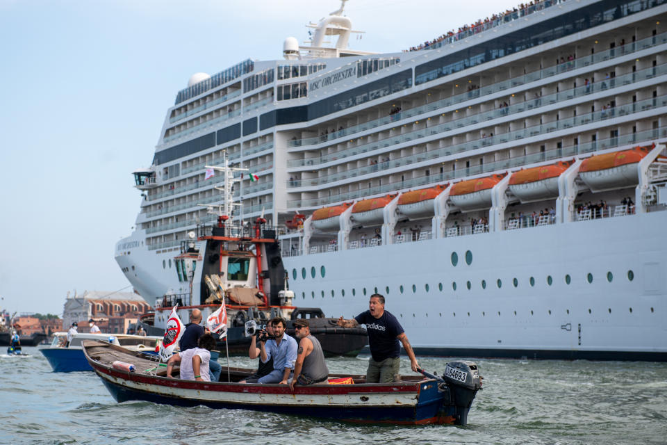 <p>Las embarcaciones que superan las 96.000 toneladas atracan en el puerto de Marghera, varios kilómetros al oeste del puerto de Venecia, pero las de menos peso tienen permiso atravesar la laguna. (Foto: Giacomo Cosua / NurPhoto / Getty Images).</p> 