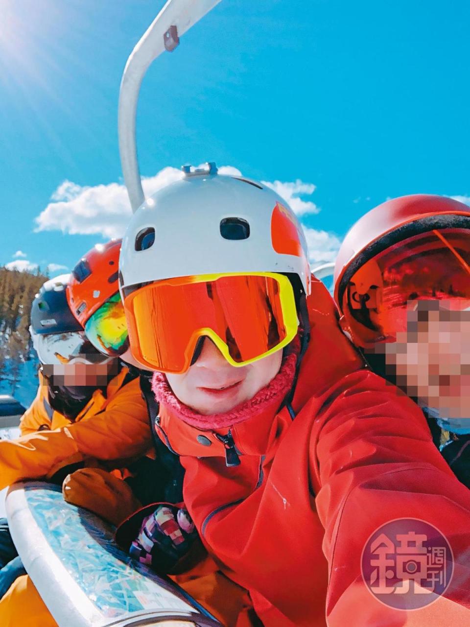 擁有滑雪教練資格的陳姓工程師（中），被多名女子指控把滑雪團當成後宮。（讀者提供）