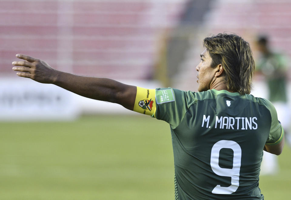 El delantero boliviano Marcelo Martins celebra tras marcar el tercer gol en la victori 3-1 ante Venezuela en las eliminatorias del Mundial, el jueves 3 de junio de 2021, en La Paz. (Aizar Raldes/Pool vía AP)