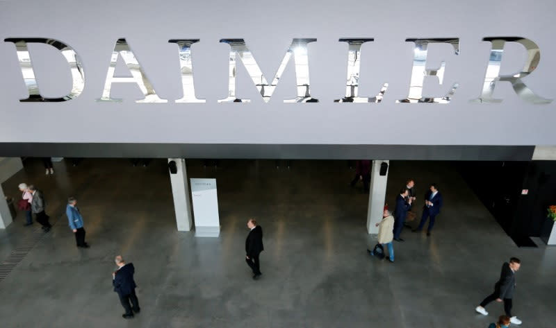 FOTO DE ARCHIVO: El logotipo de Daimler antes de la reunión anual de accionistas de Daimler en Berlín,