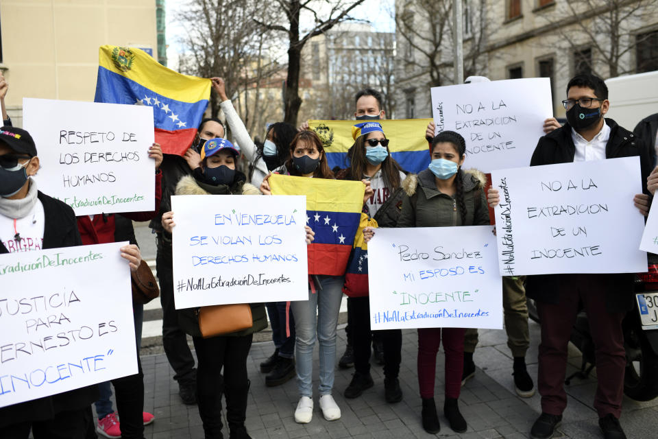 Personas protestan contra la extradición del venezolano Ernesto Quintero en Madrid, España, el viernes 12 de febrero de 2021. (Oscar Canas/Europa Press via AP)