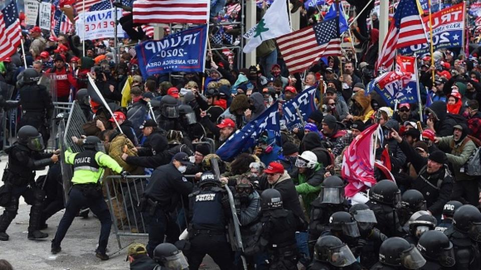 Un grupo de policías intenta contener a miles de manifestantes que intentan ingresar al Capitolio.