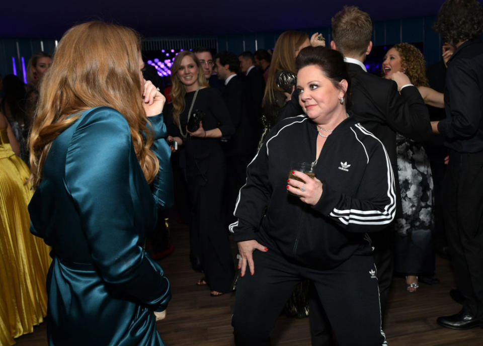 Melissa McCarthy chatting to Amy Adams in her tracksuit [Photo: Getty]