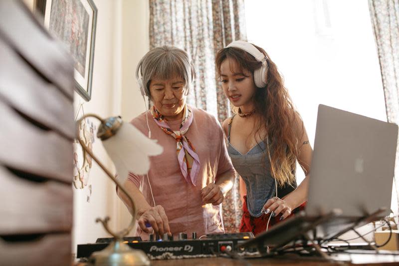 蔡依林在MV中客串演出DJ，也是王滿嬌的打碟老師。（金盞花大影業）