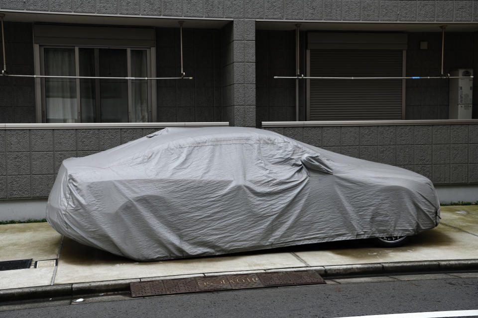 Una forma de evitar que se dañe la pintura del coche es colocarle una cubierta si va a pasar mucho tiempo parado. Eso sí, antes de taparlo limpia bien la superficie. (Foto: Getty Images).