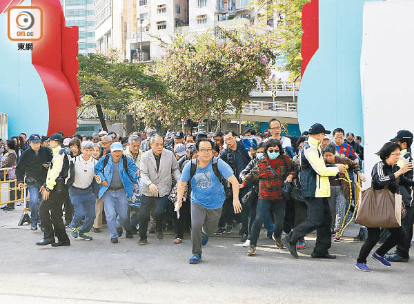 工展會揭幕，大批市民奔跑入場，購買心儀平貨。（陳德賢攝）