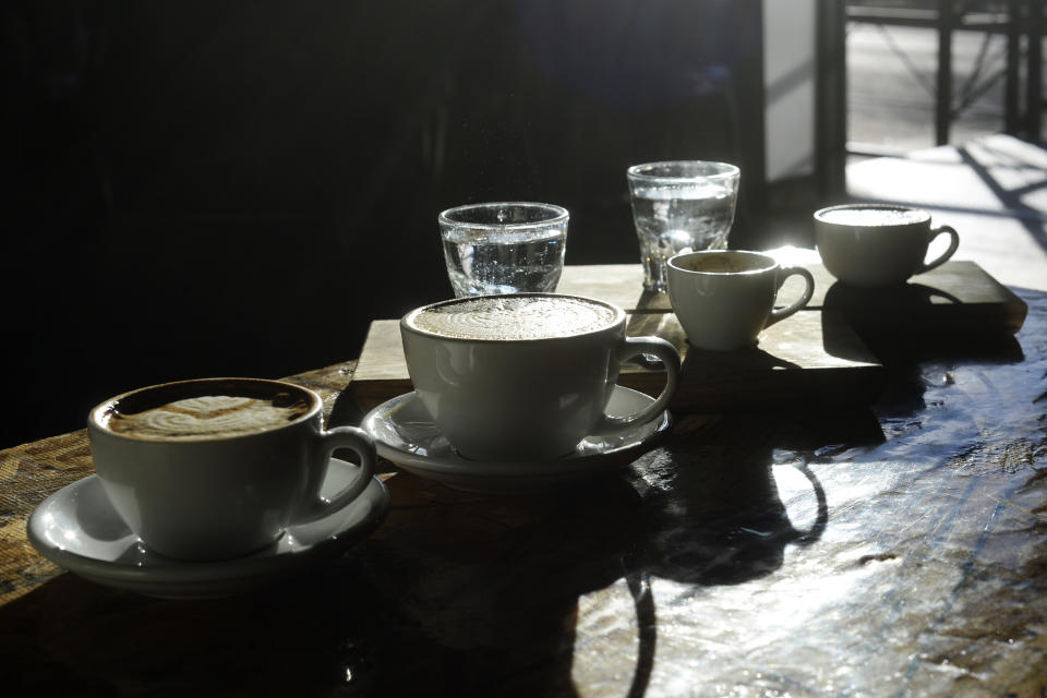 <p>Auch das Kaffeetrinken in Italien hat seine eigenen Vorschriften. Am Morgen gibt’s einen starken Espresso und zum Frühstück Latte Macchiato oder Cappuccino. Im weiteren Verlauf des Tages haben die beiden Milch-Kaffeegetränke nichts mehr zu suchen, jetzt trinkt man wieder Espresso. (Foto: gettyimages) </p>