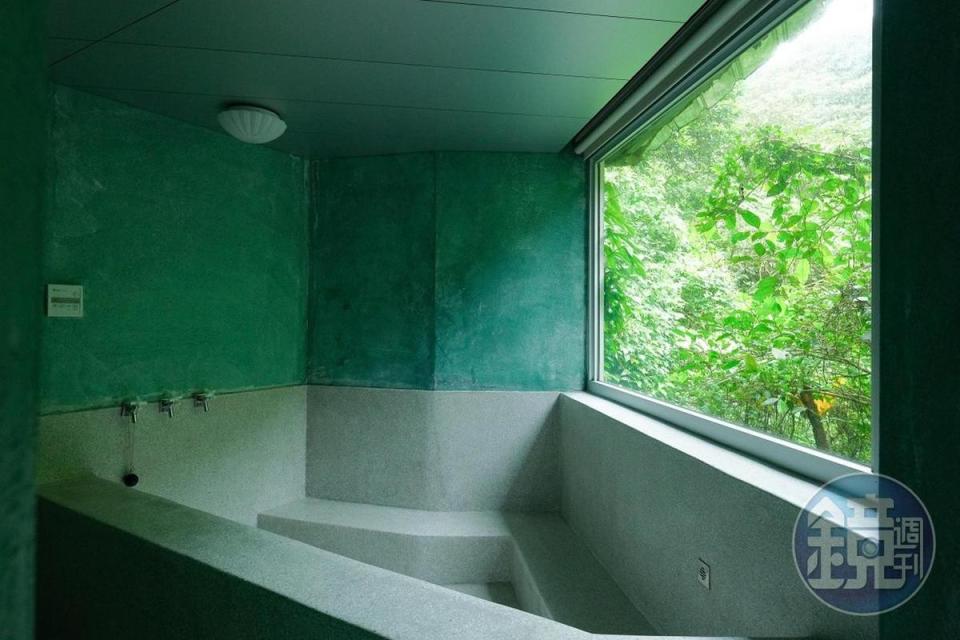 浴缸外窗景相當迷人，未來浴缸會調整成一人入浴大小。