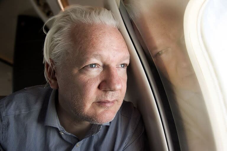 La foto compartida por la cuenta de WikiLeaks muestra a Julian Assange, mirando por la ventana mientras su avión procedente de Londres se acerca a Bangkok para hacer escala en el aeropuerto internacional Don Mueang de la capital tailandesa