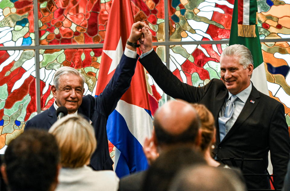 AMLO firmó un acuerdo por dos años con Miguel Díaz-Canel, que garantiza el envío de médicos de Cuba a México. Ya durante la pandemia en 2020 hubo un negocio similar  (Foto: Yamil Lage / Reuters).