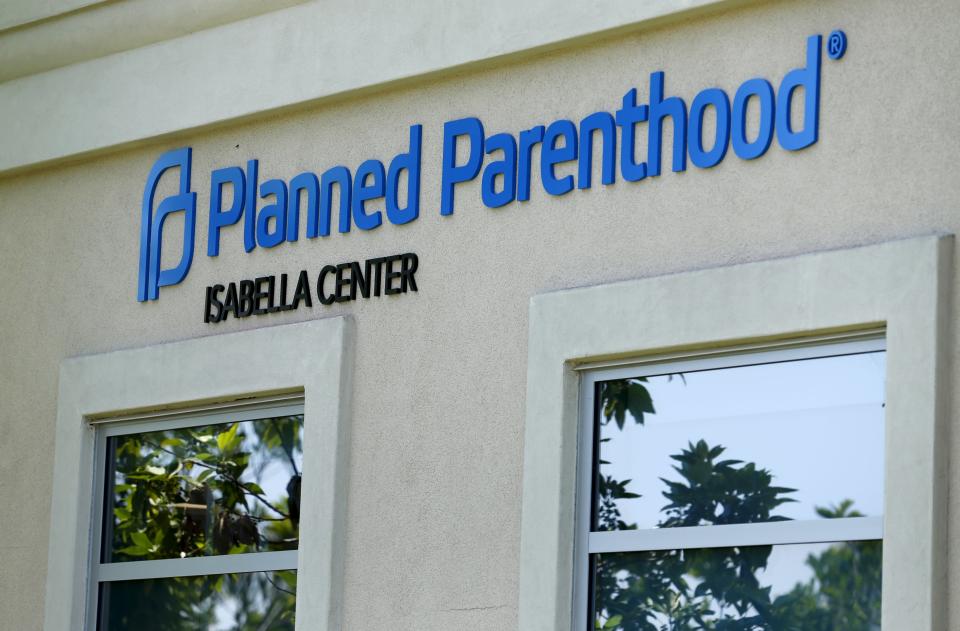 A Planned Parenthood clinic is seen in Vista, California, August 3, 2015. Planned Parenthood will be the focus of a partisan showdown in the U.S. Senate on Monday, as abortion foes press forward a political offensive against the women's healthcare group over its role in fetal tissue research. Congressional Republicans are trying to cut off Planned Parenthood's federal funding, reinvigorating America's debate about abortion as the 2016 presidential campaign heats up. REUTERS/Mike Blake