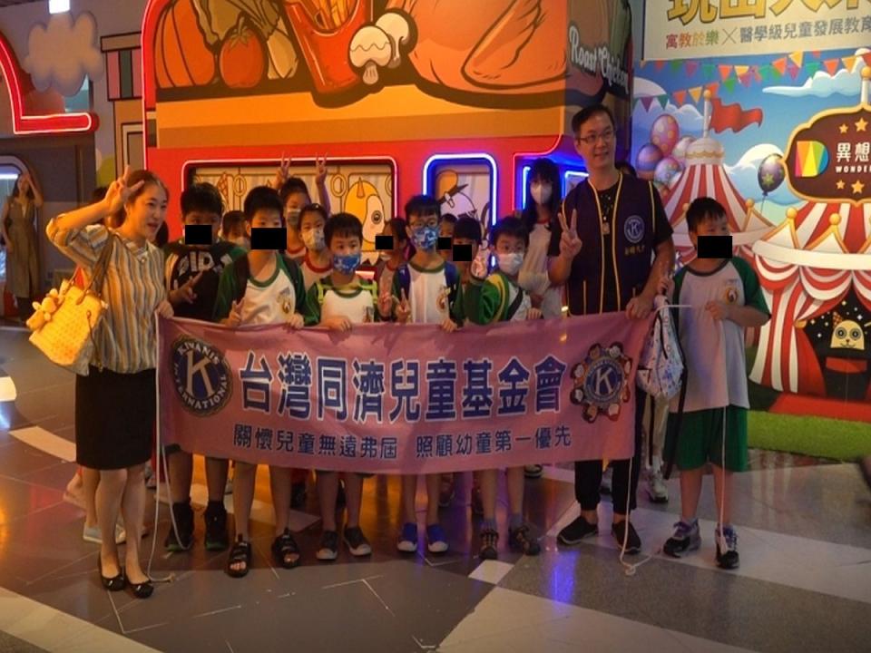 來自中彰投200名偏鄉及弱勢家庭學童暢玩異想新樂園。（圖：中陽集團提供）