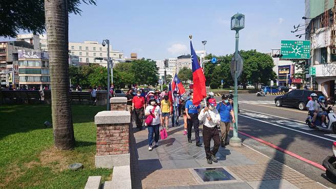 台南市首見有民間在國慶日自發性舉辦國旗遊行。（程炳璋攝）