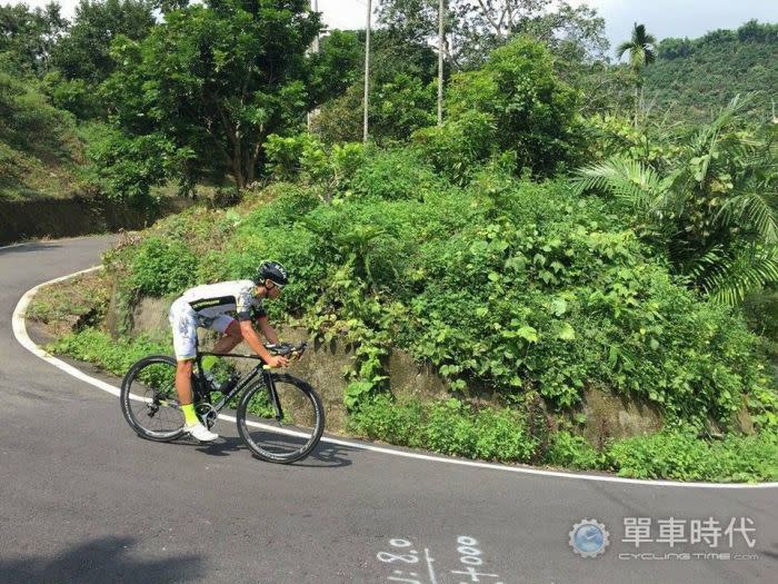 在過彎時把路徑加大，嘗試以外側角度進入彎道，內側角度離開彎道