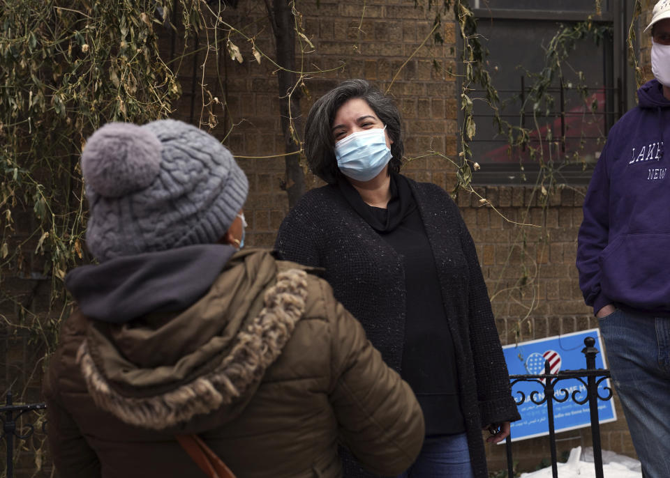 Sofía Moncayo (centro) coordina la entrega de alimentos a gente necesitada en medio de la pandemia del coronavirus en el barrio neoyorquino de Sunnyside, Queens, el 22 de febrero del 2021. Moncayo y decenas de voluntariosi reparten más de mil cajas de alimentos dos veces a la semana. (AP Photo/Emily Leshner, File)