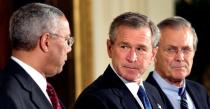 FOTO DE ARCHIVO: El presidente estadounidense George W. Bush mira hacia el secretario de Estado Colin Powell, junto al secretario de Defensa Donald Rumsfeld,