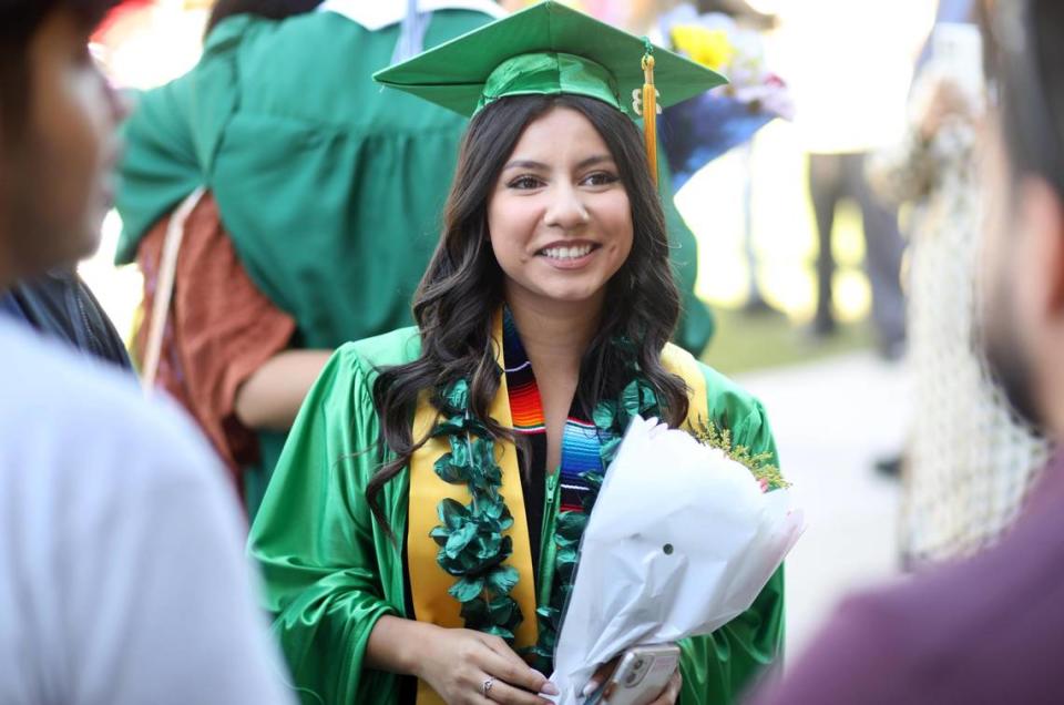 Aaliyah Méndez, graduada de Roosevelt High, fue una de los 103 estudiantes de último año de las 11 escuelas preparatorias del Distrito Escolar Unificado de Fresno que participaron en la ceremonia de graduación de verano celebrada en el Audra McDonald Theater de Roosevelt High School, el viernes 14 de julio.