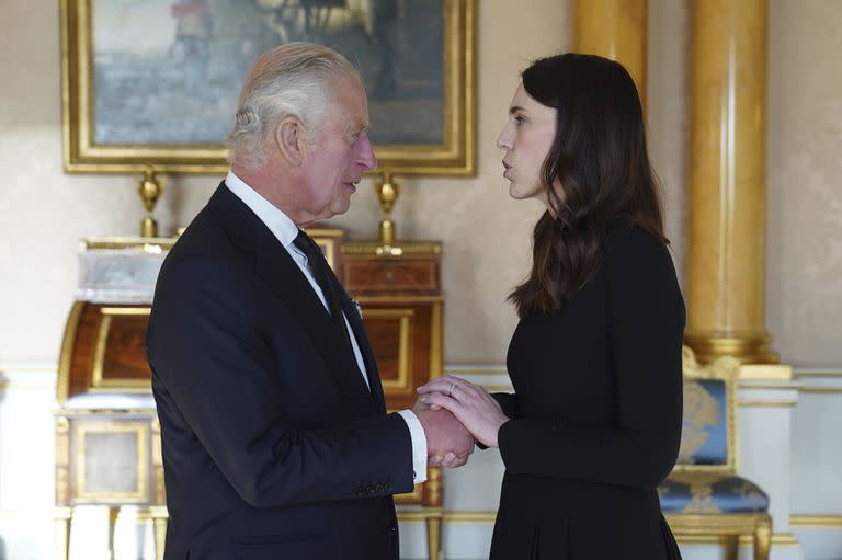 Carlos III recibe a la primera ministra de Nueva Zelanda, Jacinda Ardern