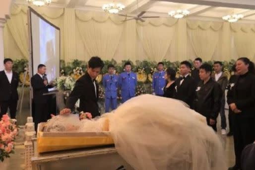 男子在殯儀館補辦婚禮。（圖／翻攝自微信）
