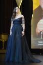 <p>En tant que maîtresse de cérémonie, Monica Bellucci a littéralement époustouflé. Cette robe noire et bleue en tulle plissé est l’équation parfaite entre la sensualité et l’élégance. Crédit : Getty Images </p>