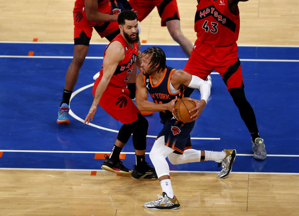 Toronto Raptors guard Fred VanVleet, left, defends New York Knicks guard Jalen Brunson during the first half of an NBA basketball game, Wednesday, Dec. 21, 2022, in New York. (AP Photo/John Munson)