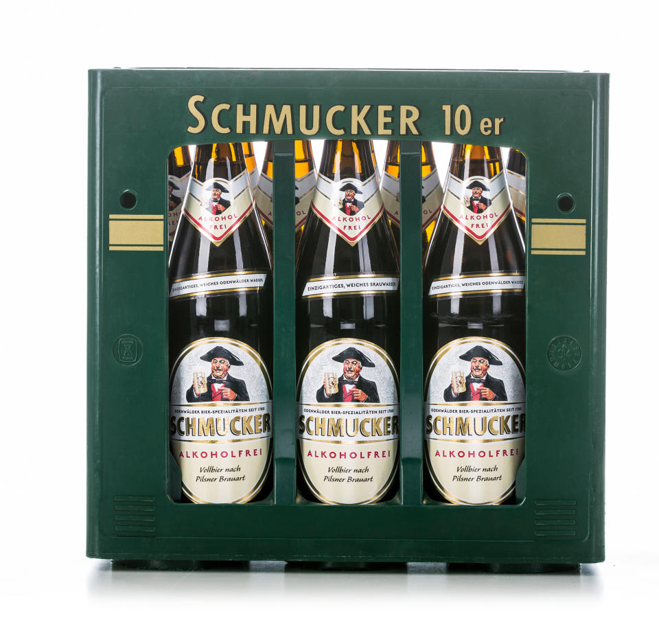 <p><strong>12. Juni 2018:</strong> Die Brauerei Schmucker warnt ihre Kunden vor unbeabsichtigtem Alkoholkonsum. Aufgrund eines Verpackungsfehlers wurden Flaschen der Marke Schmucker Meisterpils fälschlicherweise mit “alkoholfrei” etikettiert.Bei der betroffenen Charge geben Bauch- und Rückenetikett den tatsächlichen Alkoholgehalt an. Die falsch ausgezeichneten 0,33-Liter-Flaschen tragen das Mindesthaltbarkeitsdatum Mai 2019 und können im Handel umgetauscht werden. Die Brauerei bittet zudem, die Marktleitung zu informieren.<br>(Bild: schmucker-bier.de) </p>