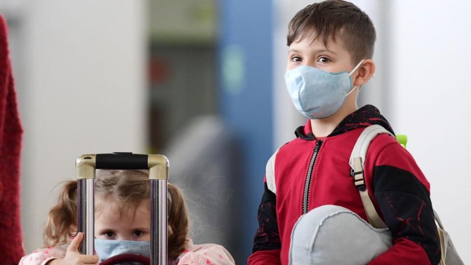 niños con mascarilla