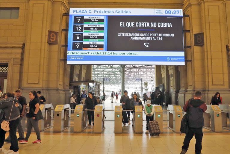 Carteles en la estación Constitución