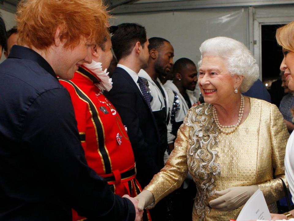 Ed Sheeran und Queen Elizabeth II. bei ihrem ersten Treffen im Jahr 2012. (Bild: getty/WPA Pool / Getty Images)
